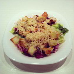 Рецепт Салата Цезарь с сырным соусом