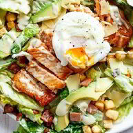 Рецепт Салата Цезарь с жареной семгой и авокадо
