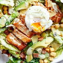 Салат Цезарь с жареной семгой и авокадо