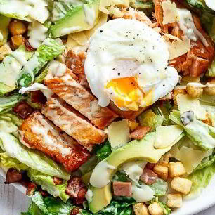 Рецепт Салата Цезарь с жареной семгой и авокадо