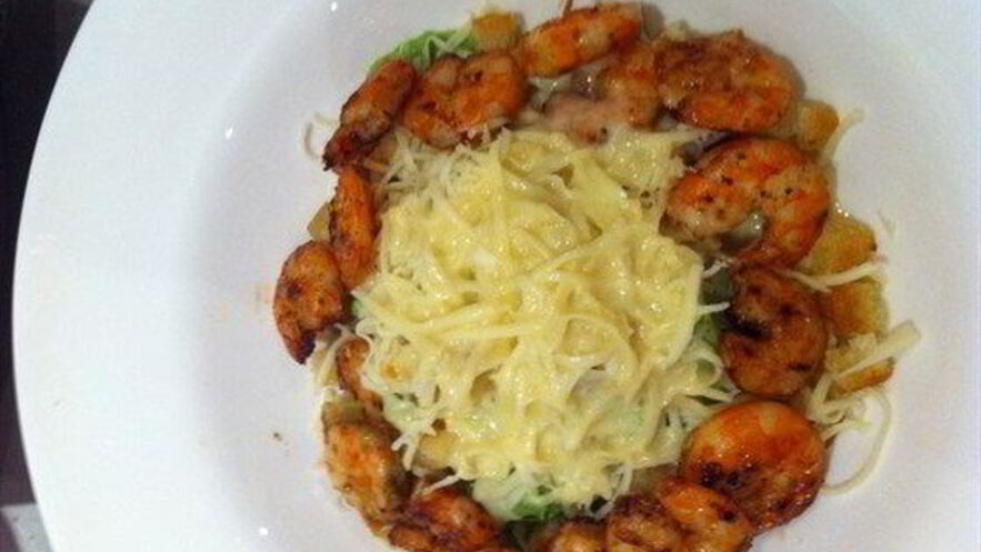 Рецепт салата цезарь с жареными креветками и чесночными гренками