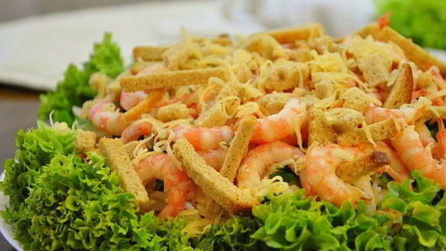 Рецепт салата цезарь слоеный