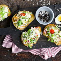 Рецепт Тостов с салатом цезарь