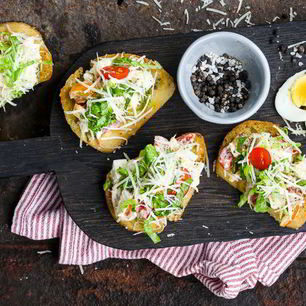 Рецепт Тостов с салатом цезарь