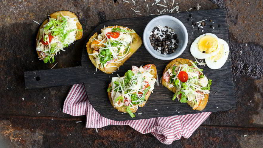 Рецепт тостов с салатом цезарь