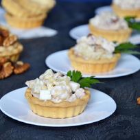 Салат в тарталетках с ананасом и курицей