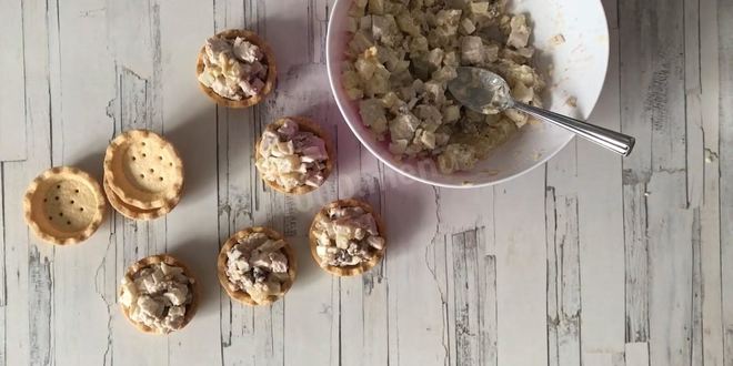 Рецепт салата в тарталетках с ананасом и курицей