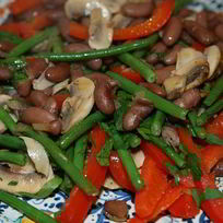 Теплый салат из фасоли со сладким перцем и грибами