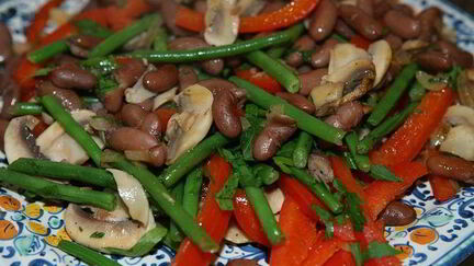 Рецепт Теплого салата из фасоли со сладким перцем и грибами