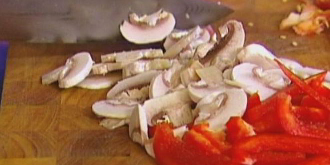 Рецепт теплого салата из фасоли со сладким перцем и грибами