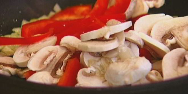 Рецепт теплого салата из фасоли со сладким перцем и грибами