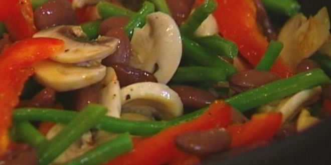 Рецепт теплого салата из фасоли со сладким перцем и грибами