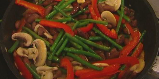 Рецепт теплого салата из фасоли со сладким перцем и грибами