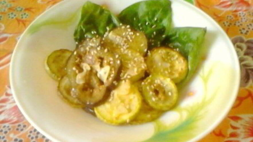 Рецепт теплого салата из кабачков и баклажанов с карри, жареным чесноком и кунжутом