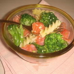 Рецепт Теплого салата из макарон, малосольной форели и брокколи