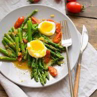 Рецепт Теплого салата со спаржей, черри и пряной заправкой