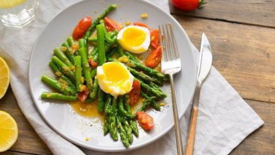 Рецепт теплого салата со спаржей, черри и пряной заправкой