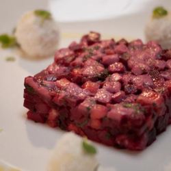 Рецепт Винегрета из тунца, клубники и мяты с конфетами из козьего сыра