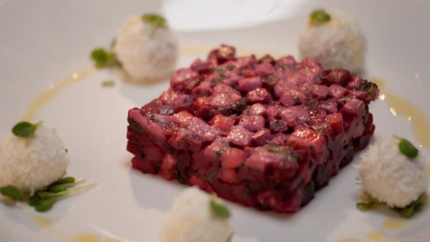 Рецепт винегрета из тунца, клубники и мяты с конфетами из козьего сыра