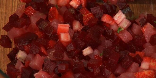 Рецепт винегрета из тунца, клубники и мяты с конфетами из козьего сыра