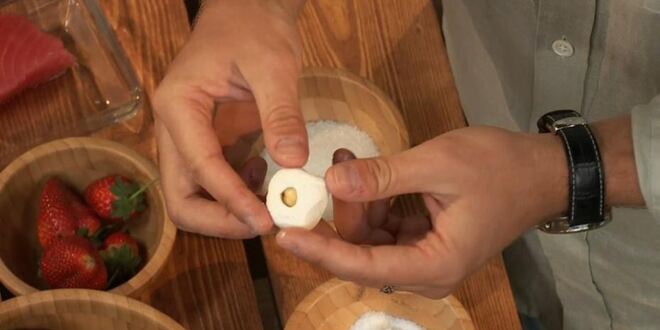 Рецепт винегрета из тунца, клубники и мяты с конфетами из козьего сыра