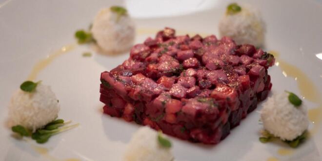 Рецепт винегрета из тунца, клубники и мяты с конфетами из козьего сыра