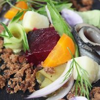 Винегрет с килькой и медово-горчичным соусом