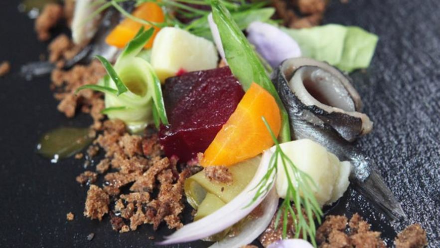 Рецепт винегрета с килькой и медово-горчичным соусом