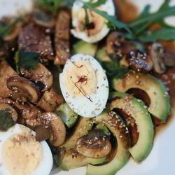 Рецепт Яичного салата с куриной грудкой, авокадо и шампиньонами
