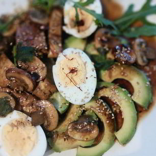 Рецепт Яичного салата с куриной грудкой, авокадо и шампиньонами