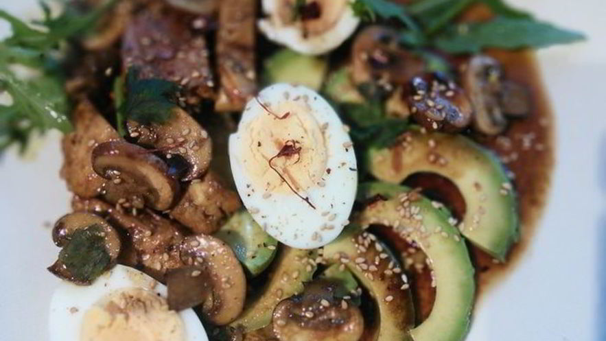 Рецепт яичного салата с куриной грудкой, авокадо и шампиньонами