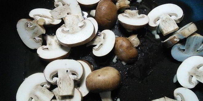 Рецепт яичного салата с куриной грудкой, авокадо и шампиньонами