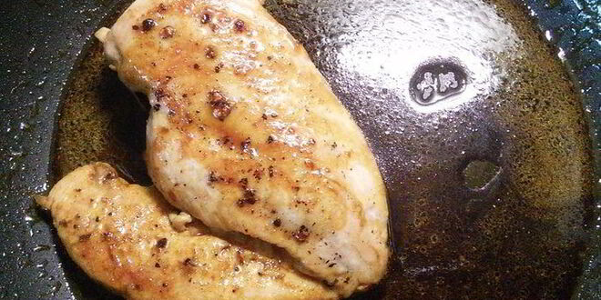 Рецепт яичного салата с куриной грудкой, авокадо и шампиньонами