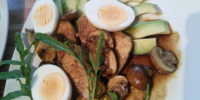 Рецепт яичного салата с куриной грудкой, авокадо и шампиньонами