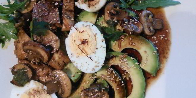 Рецепт яичного салата с куриной грудкой, авокадо и шампиньонами