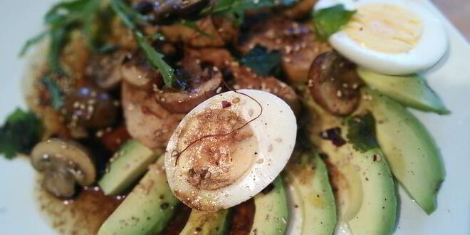 Рецепт яичного салата с куриной грудкой, авокадо и шампиньонами