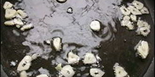 Рецепт розового соуса с луком и чесноком