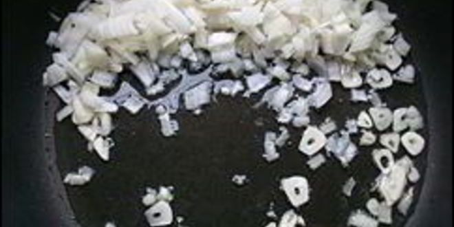 Рецепт розового соуса с луком и чесноком