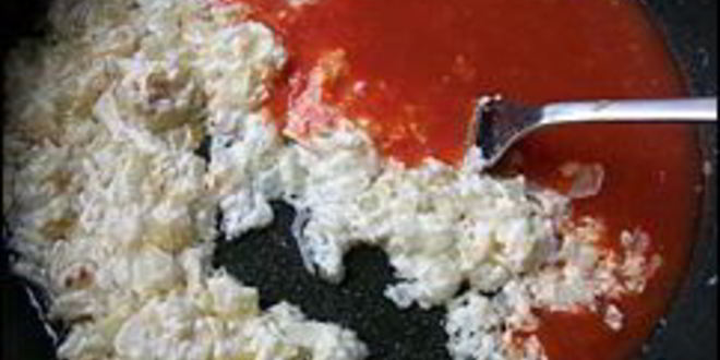 Рецепт розового соуса с луком и чесноком