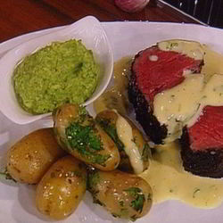 Рецепт Филе говядины со спаржевым песто под соусом В arnaise