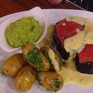 Рецепт Филе говядины со спаржевым песто под соусом В arnaise