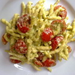 Рецепт Лигурийской пасты с соусом песто и томатами черри