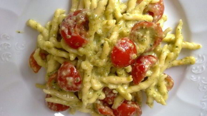Рецепт лигурийской пасты с соусом песто и томатами черри