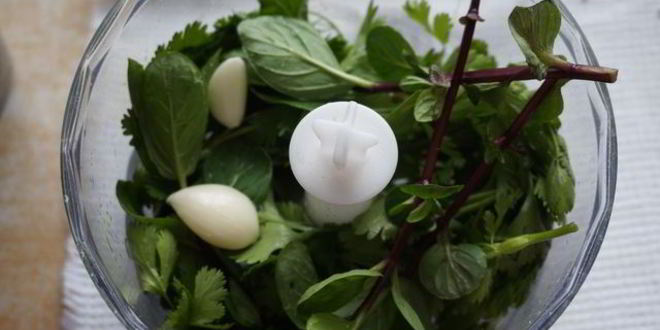 Рецепт свежего соуса из зелени к мясу