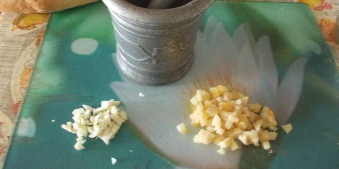 Рецепт борща, заправленного старым салом и чесноком