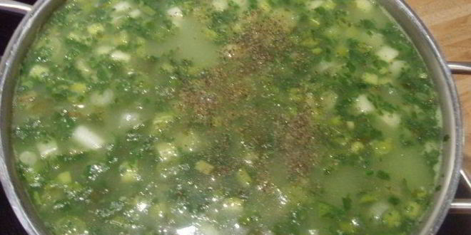 Рецепт семейного зеленого борща с улитками