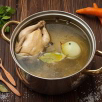 Домашняя курица в луково-яичном бульоне