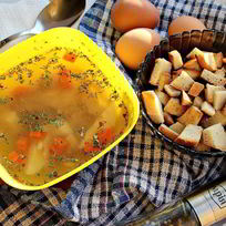 Куриный бульон с яйцом, морковью и сухариками