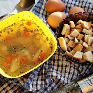 Рецепт Куриного бульона с яйцом, морковью и сухариками