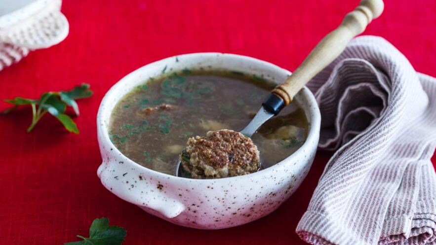 Рецепт мясного бульона с белыми грибами и фрикадельками из индейки